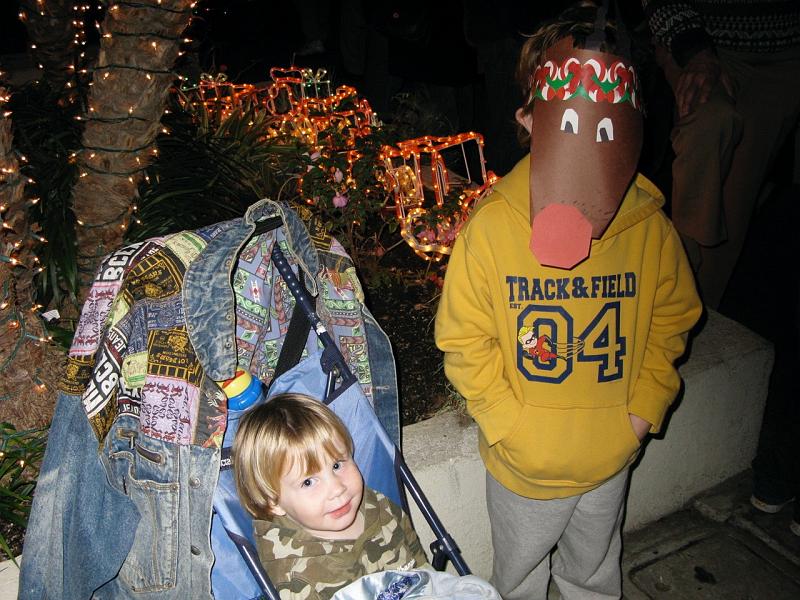 20081220.jpg - [en]20 December 2008 - Seeing the Christmas lights in Naples (California) - Joel is wearing his reindeer mask[fr]20 decembre 2008 - nous allons voir les decorations de Noel a Naples (California) - Joel a mis son masque de renne