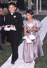 http://kilchoer.name/millemots/noces/ringbearer_flower_girl.jpg