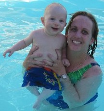 Elizabeth et Joël dans la piscine