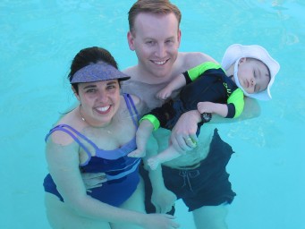 Danielle et famille dans la piscine