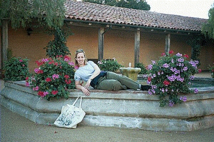 Elizabeth dans la cour du musée d’histoire